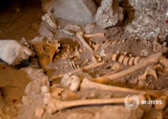 Un arqueólogo trabaja en la limpieza de un esqueleto de unos 5.000 años de antigüedad en excavaciones en Atapuerca, en Burgos, el 25 de junio de 2010