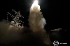 Trump ordena atacar una base aérea de Asad en Siria El destructor estadounidense USS Porter (DDG 78) realiza un ataque desde el Mar Mediterráneo, en lo que el Departamento de Defensa de EEUU dijo era parte de un ataque contra Siria, el 7 de abril de 2017