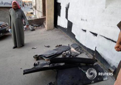 Un hombre inspecciona los restos de lo que extremistas del Estado Islámico dicen que es un drone de EEUU, en Raqqa, el 23 de septiembre de 2014