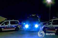 Un hombre acuchilla a un policía y su mujer; Estado Islámico reivindica ataque Tomada de un vídeo, se ven coches de policía en el lugar del ataque en el suburbio parisiense de Magnanville el 14 de junio de 2016