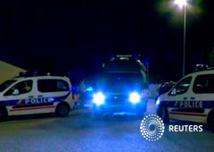 Tomada de un vídeo, se ven coches de policía en el lugar del ataque en el suburbio parisiense de Magnanville el 14 de junio de 2016