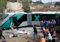 Un cuerpo cubierto cerca de un autobús objeto de un ataque en Jerusalén el 13 de octubre de 2015