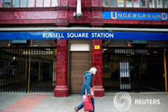 Una mujer muere y 5 personas resultan heridas en ataque con cuchillo en Londres Una mujer pasa ante la entrada de la estación de metro de Russell Square en Londres, el 29 de abril de 2014