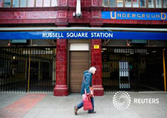 Una mujer pasa ante la entrada de la estación de metro de Russell Square en Londres, el 29 de abril de 2014