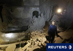 Un oficial de policía mira el edificio destrozado del Alto Comisionado para la Infancia , el 10 de mayo de 2011 en Trípoli.