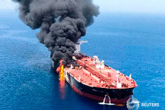Ataques a petroleros avivan temor en el mercado del crudo y Oriente Próximo Un buque petrolero tras ser atacado en el Golfo de Omán. Imagen entregada por un tercero el 13 de junio de 2019