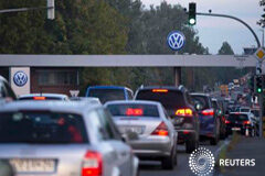 Volkswagen dice que hay 11 millones de vehículos afectados por el escándalo Un atasco bajo un logo de Volkswagen en Wolfsburgo, Alemania, el 23 de septiembre de 2015