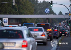 Un atasco bajo un logo de Volkswagen en Wolfsburgo, Alemania, el 23 de septiembre de 2015