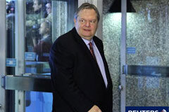 Europa presiona a Atenas para adoptar más medidas de austeridad El ministro de Finanzas griego Evangelos Venizelos en Luxemburgo, el 20 de junio de 2011.