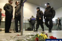 El atentado en Moscú pone en jaque la seguridad rusa Unos policías pasan ante unas flores depositadas en recuerdo de las víctimas del atentado en el aeropuerto de Domodedovo de la capital rusa.