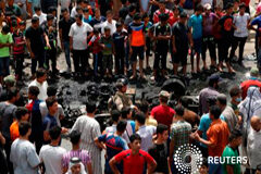 Un atentado con coche bomba en Bagdad deja 50 muertos Un grupo de personas rodea los restos del coche bomba en Bagdad, el 11 de mayo de 2016