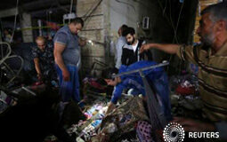 Dos suicidas con bombas causan 37 muertos en un bastión de Hezbolá en Beirut Residentes locales del barrio al sur de Beirut que ha sufrido el doble atentado, el 12 de noviembre de 2015