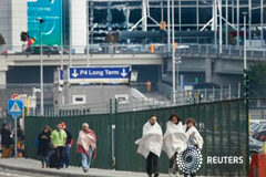 Ataque terrorista en el centro de la capital de la UE Personas cubiertas con mantas salen de la escena de las explosiones en el aeropuerto de Zaventem, cerca de Bruselas, 22 de marzo de 2016