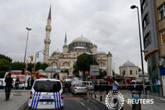 Once muertos y 36 heridos en una explosión en Estambul Once personas murieron y 36 resultados heridas el martes cuando un coche bomba estalló al paso de un vehículo policial en el centro de Estambul, informó el gobernador de la ciudad