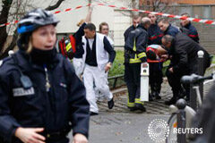 Al menos 12 muertos en un tiroteo en un semanario satírico en París los bomberos sacan una camilla con una persona del lugar de los hechos el 7 de enero de 2015 en París