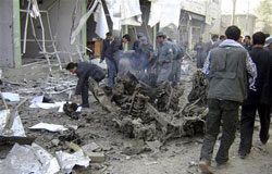 Doce muertos en un atentado junto a la embajada india de Kabul policías afganos investigan el lugar del atentado en la capital del país.