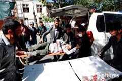 Una enorme bomba en un camión cisterna mata al menos a 80 personas en Kabul Varios hombres trasladan a un herido a un hospital tras la explosión en Kabul, el 31 de mayo de 2017