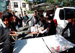 Varios hombres trasladan a un herido a un hospital tras la explosión en Kabul, el 31 de mayo de 2017