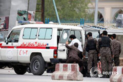 Al menos 28 muertos y 320 heridos en un ataque talibán en Kabul Seguridad afgana introduce a personal en una ambulancia tras ataque suicida de un coche bomba en Kabul, en Afganistán, el 19 de abril de 2016