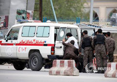 Seguridad afgana introduce a personal en una ambulancia tras ataque suicida de un coche bomba en Kabul, en Afganistán, el 19 de abril de 2016