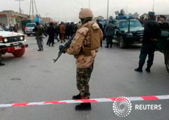 Personal de seguridad afgano tras la explosión en Kabul el 21 de noviembre de 2016