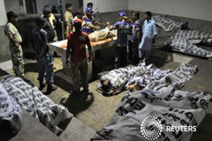 Al menos 26 muertos en un ataque al aeropuerto de Karachi en Pakistán Rescatadores y soldados paramilitares junto a cadáveres tras el ataque contra el aeropuerto internacional Yinah de Karachi en una morgue de un hospital