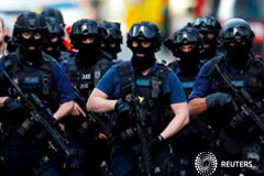 Atacantes matan a siete personas en Londres; primera ministra dice «basta ya» Policías armados en Londres el 4 de junio de 2017