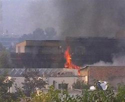 Una casa de huéspedes internacionales de la ONU en Kabul arde tras un ataque talibán, el 28 de octubre de 2009.