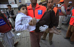 Un atentado a los servicios secretos de Pakistán causa 9 muertos En la imagen del 13 de noviembre, un efectivo de los servicios de rescate se lleva a un chico herido en el atentado al hospital Lady Reading en Peshawar