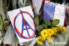 Bélgica, en centro de investigación por ataques en París; Francia lanza cacería Varias personas dejan flores, dibujos y mensajes en recuerdo de las víctimas de los ataques de París