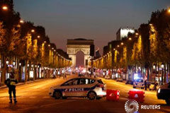 Al menos un policía muerto en el atentado en París, reivindicado por EI La policía acordona el área de los Campos Elíseos en París después que un funcionario de seguridad muriera y otro resultara herido en un tiroteo, Francia, Abril 20, 2017.