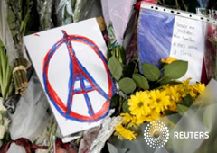 Varias personas dejan flores, dibujos y mensajes en recuerdo de las víctimas de los ataques de París