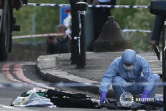 Degollado un soldado en Londres en un supuesto ataque terrorista Imagen de un forense policial trabajando en el lugar del asesinato en Woolwich, en el sureste de Londres, el 22 de mayo