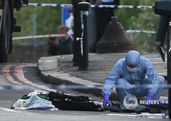 Imagen de un forense policial trabajando en el lugar del asesinato en Woolwich, en el sureste de Londres, el 22 de mayo