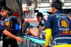 Varias explosiones golpean populares zonas turísticas del sur de Tailandia Una mujer herida es introducida en camilla en una ambulancia después de que dos bombas detonasen en el destino turístico de Hua Hin, el 12 de agosto de 2016