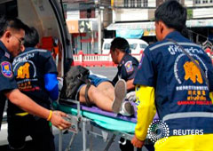 Una mujer herida es introducida en camilla en una ambulancia después de que dos bombas detonasen en el destino turístico de Hua Hin, el 12 de agosto de 2016