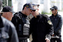 Estado Islámico se atribuye ataque contra museo en Túnez Policías tunecinos en la sede del museo nacional en Túnez, el 19 de marzo de 2015