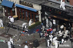 Un vídeo muestra a un sospechoso del ataque de Boston, aún no hay arrestos Los investigadores siguen recopilando pruebas dos días después de las dos explosiones en el maratón de Boston, en una foto del 17 de abril de 2013