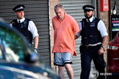 Una furgoneta atropella a fieles que salían de mezquita de Londres y hiere a 10 Oficiales de policía detienen a un hombre cerca del lugar del incidente, en Londres, el 19 de junio de 2017