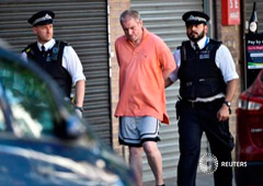 Oficiales de policía detienen a un hombre cerca del lugar del incidente, en Londres, el 19 de junio de 2017