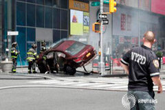 Un coche atropella a peatones en Times Square, causa 1 muerto y 12 heridos El coche que ambistió a peatones en Times Square en Nueva York, el 18 de mayo de 2017