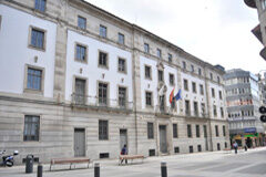 La Audiencia de Pontevedra exime a un recurrente de pagar la tasa judicial por considerarla excesiva Fachada de la Audiencia Provincial de Pontevdra