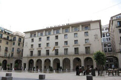 La Audiencia ordena el ingreso en prisión de la mujer condenada por quemar vivo al violador de su hija en Alicante Fachada de la Audiencia de Alicante