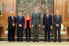 El Rey Felipe VI recibe en audiencia a una representación de la Abogacía encabezada por su presidenta Victoria Ortega Foto de familia