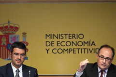 Los auditores creen que la banca necesita hasta 62.000 millones El secretario de Estado español para Economía y Apoyo a la Empresa, Fernando jiménez-Latorre (a la izquierda) y el subgobernador del Banco de España, Fernando Restoy Lozano, en una rueda de prensa en la presentación de la auditoría bancaria de los consult