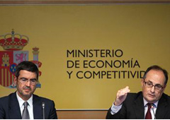 El secretario de Estado español para Economía y Apoyo a la Empresa, Fernando jiménez-Latorre (a la izquierda) y el subgobernador del Banco de España, Fernando Restoy Lozano, en una rueda de prensa en la presentación de la auditoría bancaria de los consult