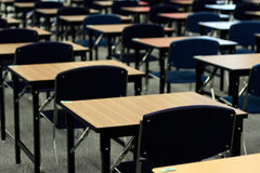 La Abogacía denuncia el retraso de la prueba de acceso a la profesión de abogado y exige su convocatoria en febrero Parte de un aula vacía con las mesas y las sillas