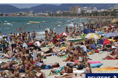 La llegada de turistas a España sube un 7,2% en julio Turistas en las playas de Palma de Mallorca el 25 de julio de 2011.