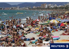 Turistas en las playas de Palma de Mallorca el 25 de julio de 2011.