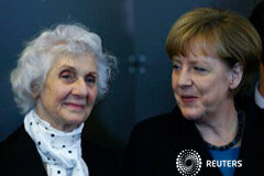 Los últimos sobrevivientes recuerdan Auschwitz La canciller alemana Angela Merkel y Eva Fahidi, superviviente del campo de concentración en Polonia, en la ceremonia de apertura del 70 aniversario de la Liberación de Auschwitz en Berlín el 26 de enero de 2015